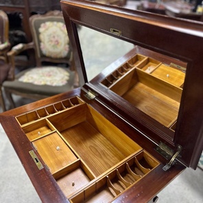 Дамский столик для рукоделия