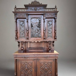 Антикварный буфет в охотничьем стиле