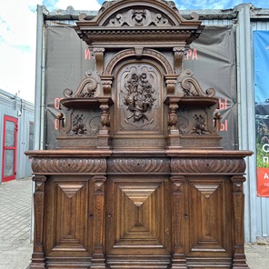 Антикварный замковый поставец-буфет